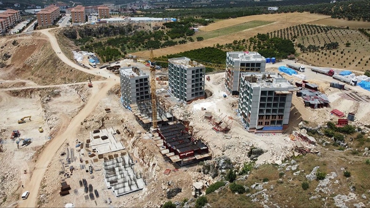 Bakan Özhaseki duyurdu: Hatay'da ay sonuna kadar 6 bin 979 konut hak sahiplerine teslim edilecek