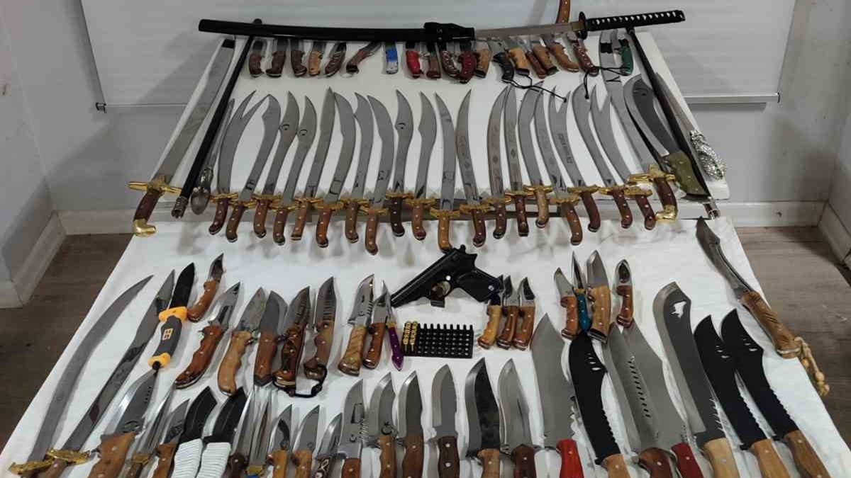 nternet zerinden bak ve kl satan ansn evinden 88 kesici alet ele geirildi