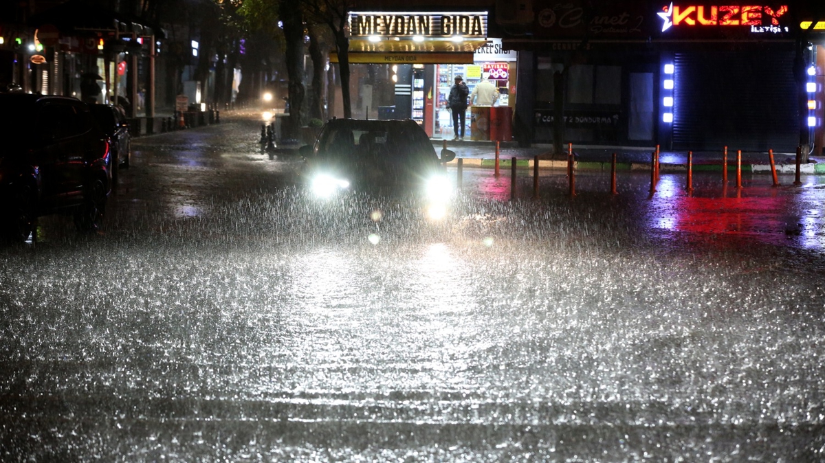 Trakya şiddetli sağanak yağışa teslim oldu