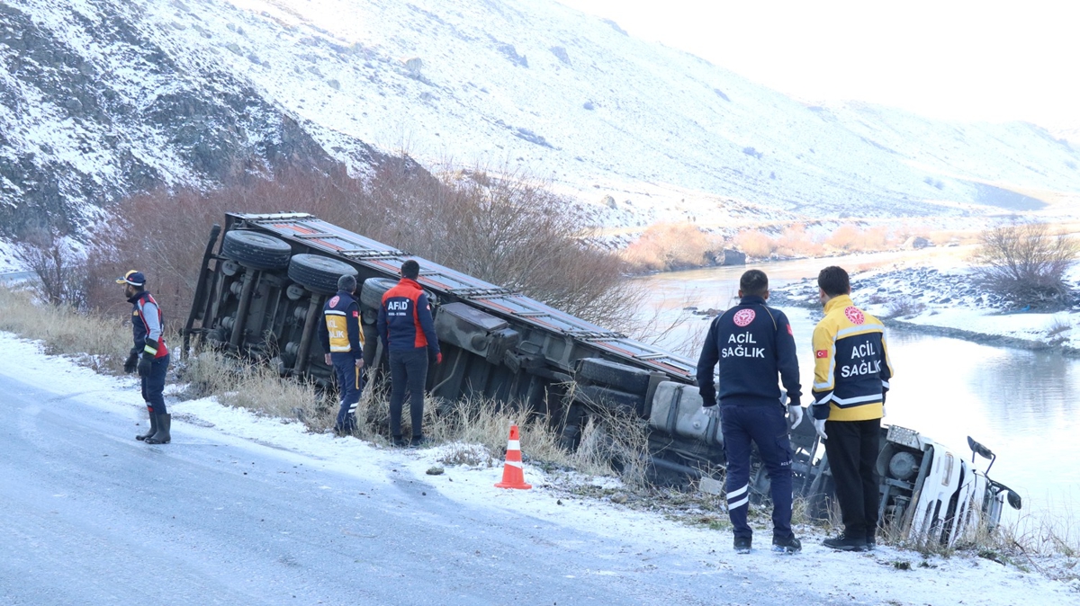 Tutak'ta tır şarampole devrildi! Sürücü hayatını kaybetti