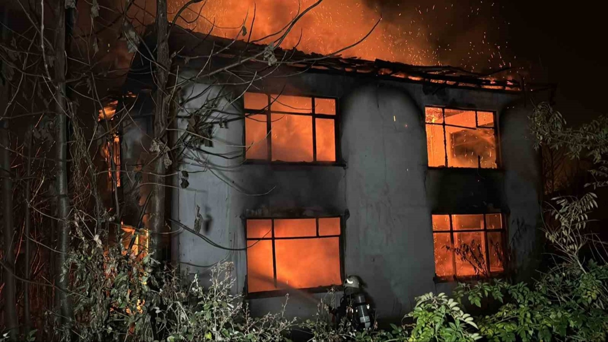 Dzce'de korkutan yangn: 2 katl alevler iinde