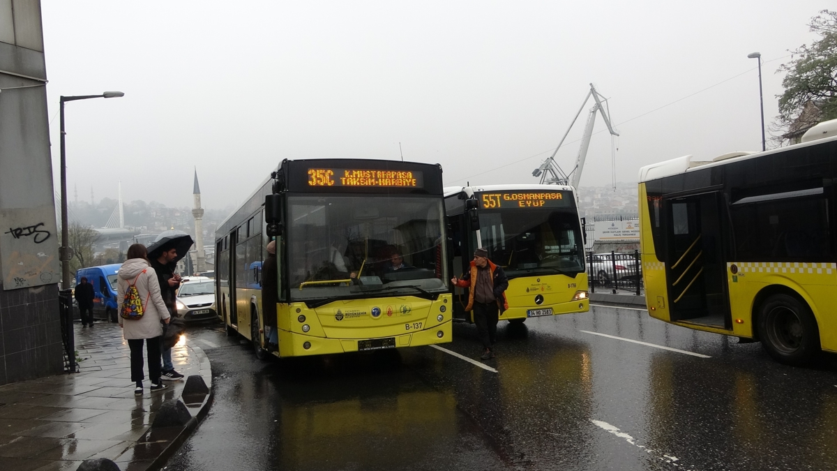 İETT otobüsü arızalandı, Unkapanı Köprüsü'nde trafik felç oldu 