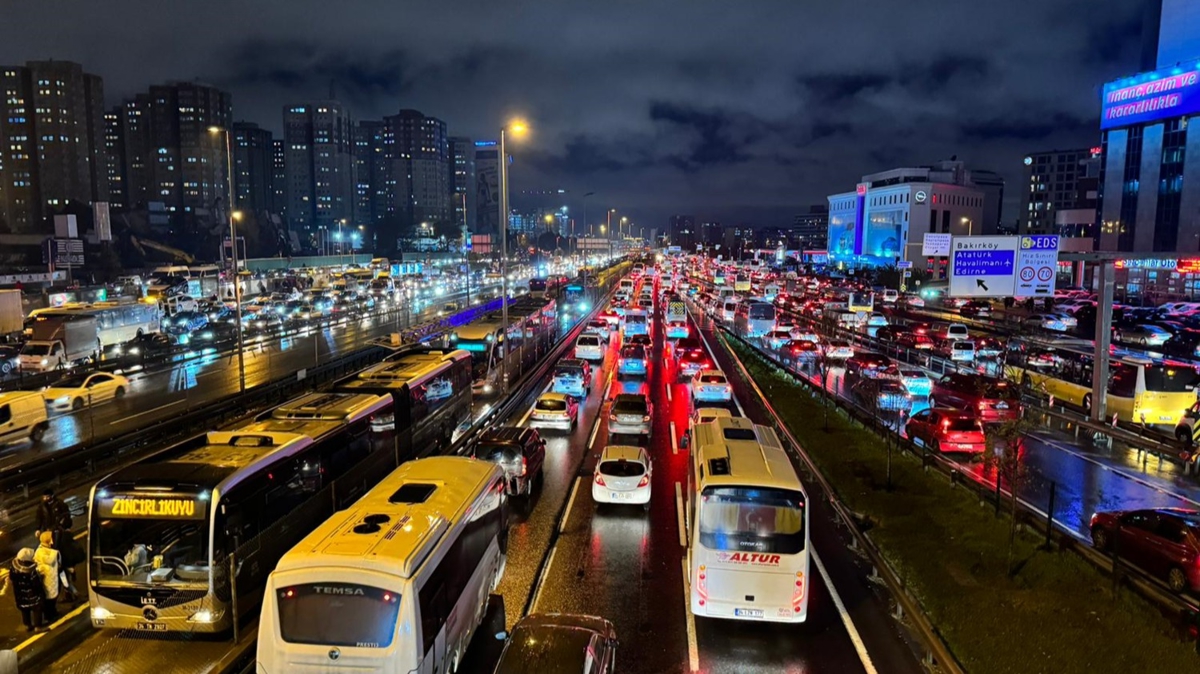 stanbul'da trafik kilit: Younluk yzde 89'a kt