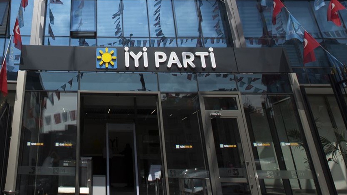 Y Parti'de bir istifa daha! 