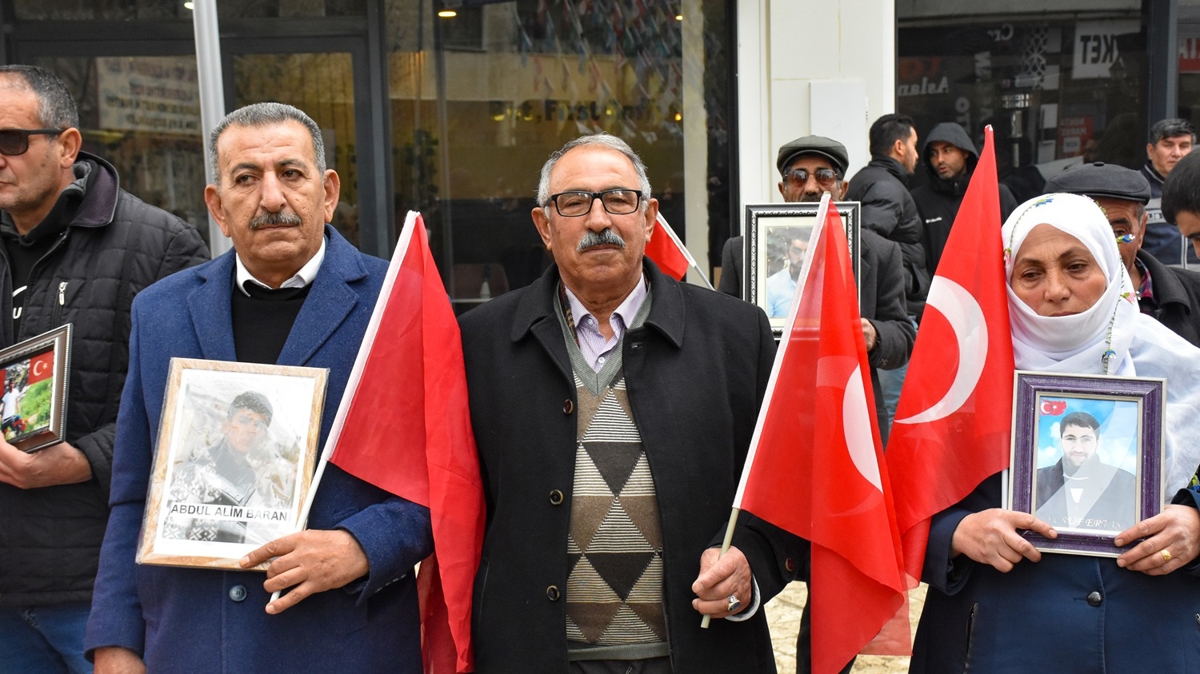 Van'da ailelerin HDP İl Başkanlığı önündeki eylemine bir aile daha katıldı