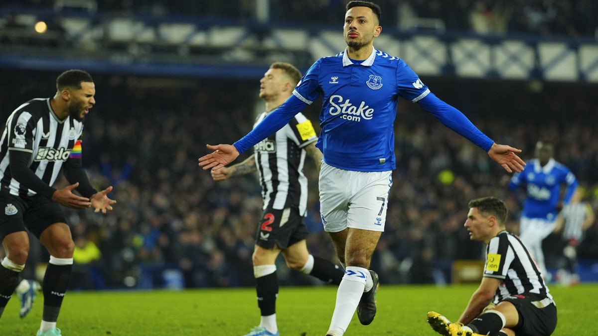 Everton, Newcastle United karsnda moral buldu
