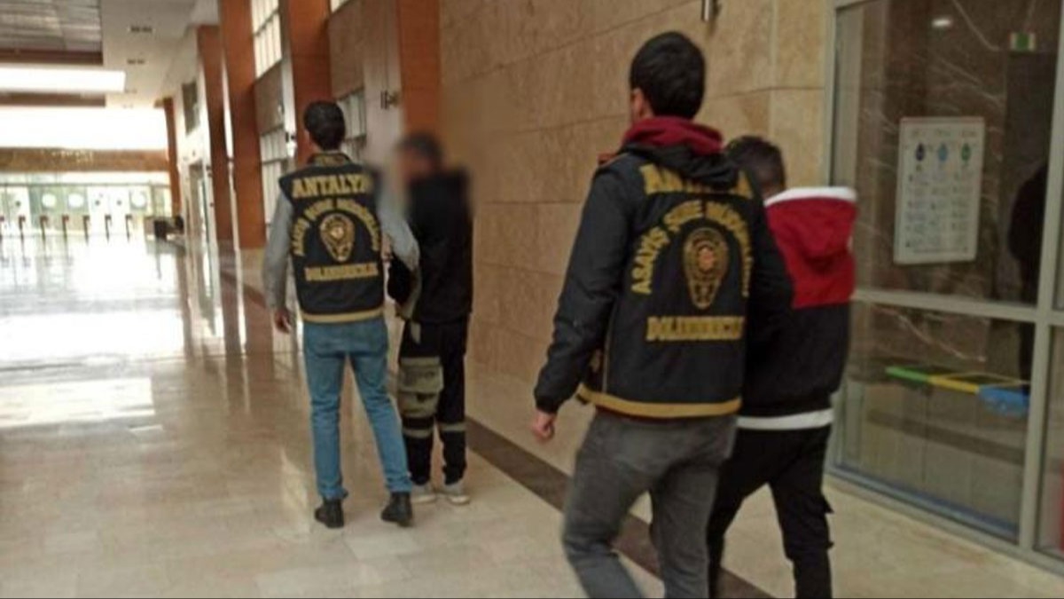 Kendilerini polis ve savcı olarak tanıtan dolandırıcılar 124 bin dolar vurgun yaptı