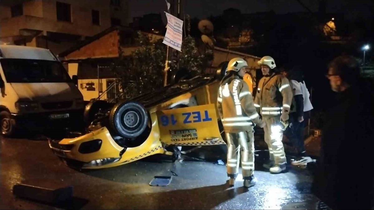 Maltepe'de kaza! Taksi devrilerek ters dnd
