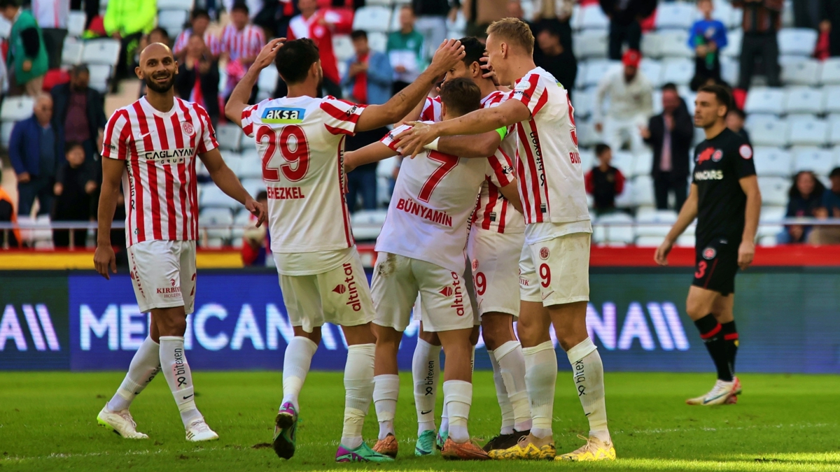Antalyaspor 10 kişi ile 3 puanı kaptı