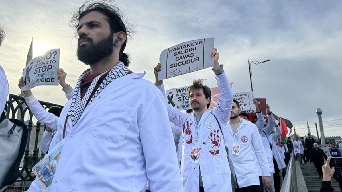Doktor ve salk alanlar srail saldrlarna kar sessiz yry dzenledi