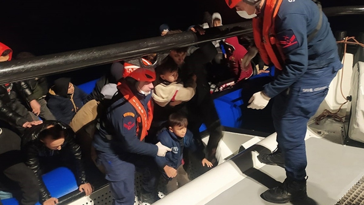 zmir'de Yunanistan'n geri ittii 95 dzensiz gmen kurtarld