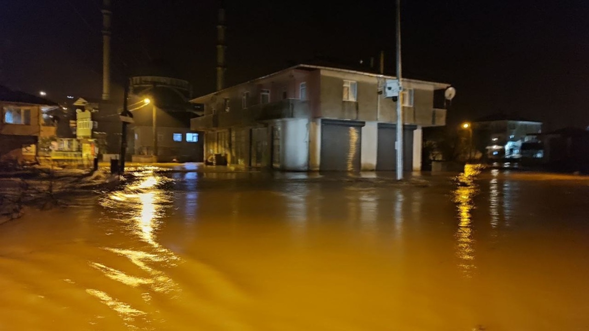 Sakarya'da yağmur taşkını: İş yerleri sular altında