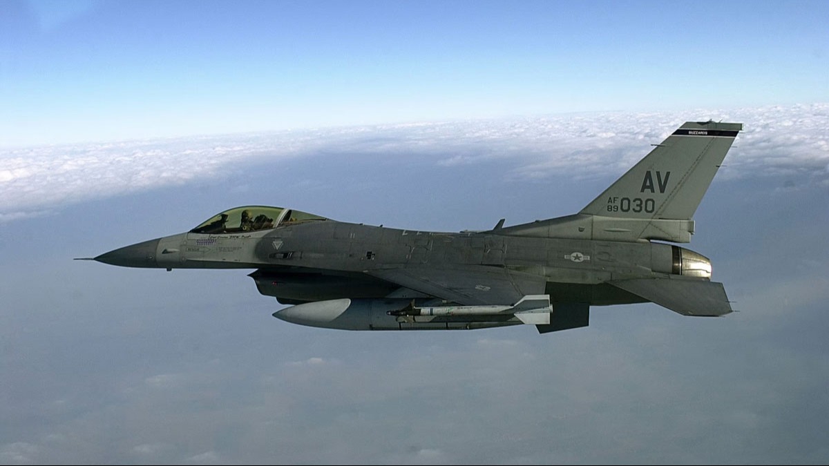 ABD'ye ait F-16 savaş uçağı düştü