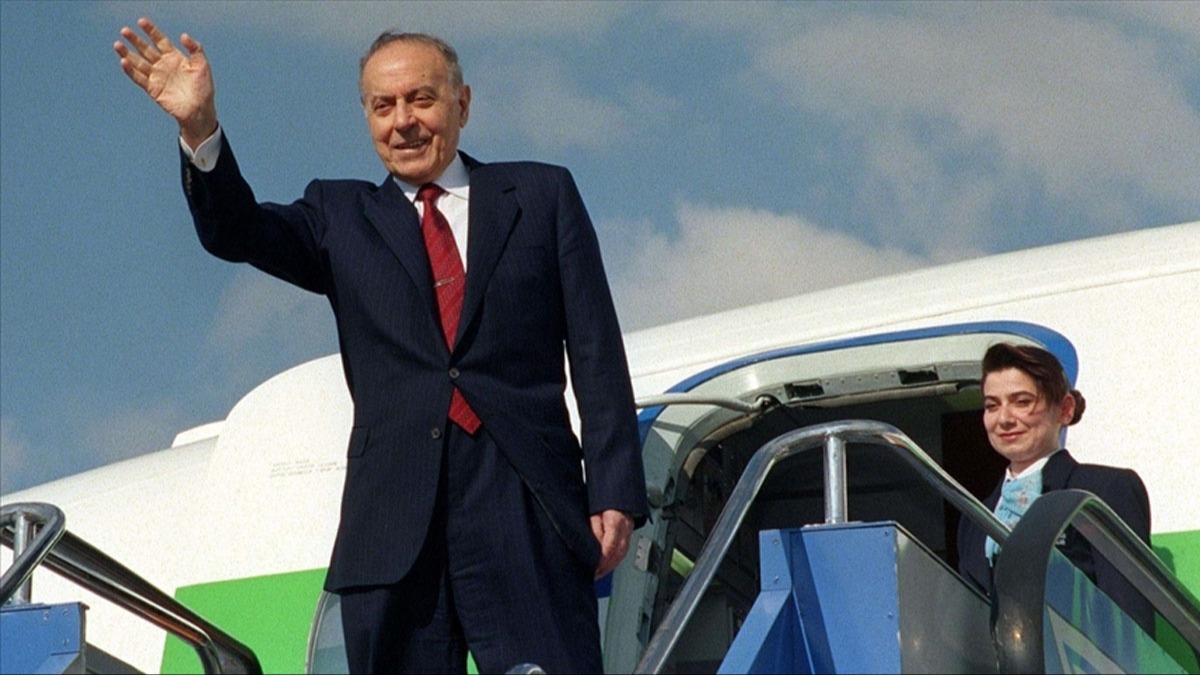 Azerbaycan'n ''mummilli lider''i vefatnn 20. ylnda anld 