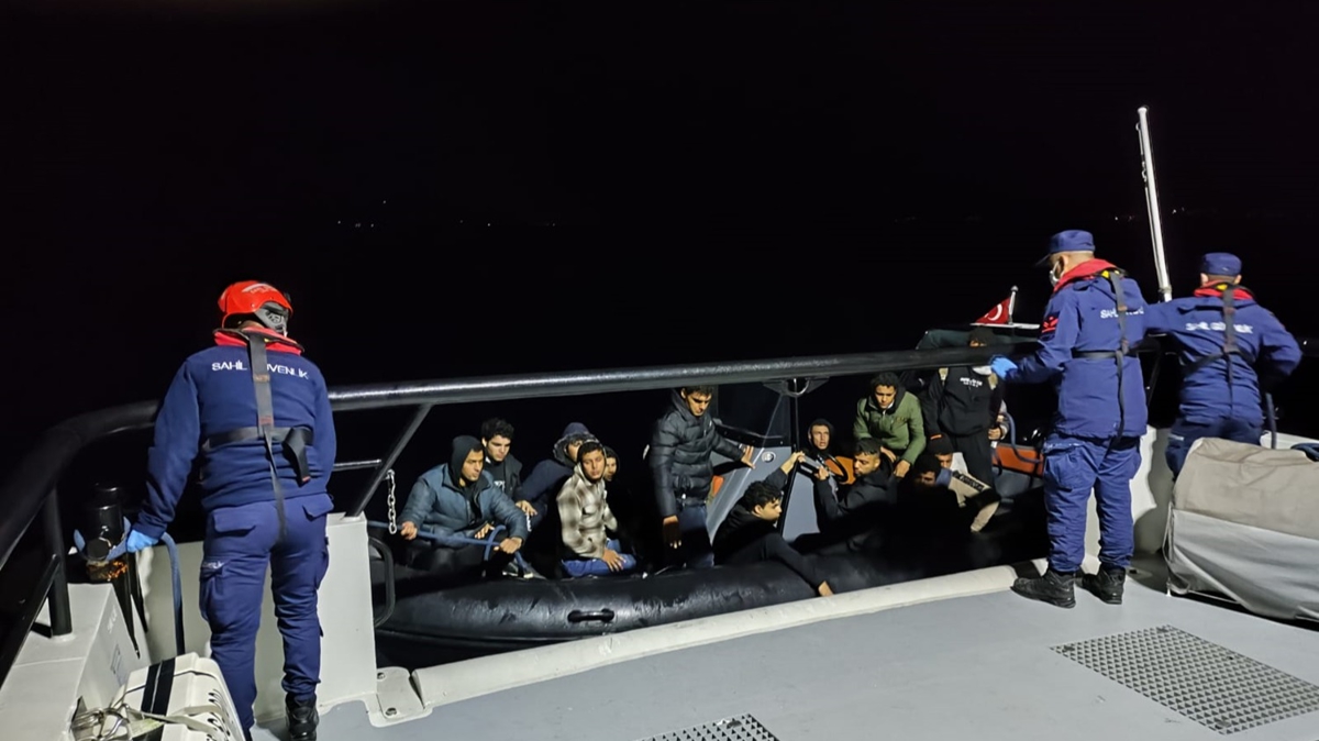 Bodrum a��klar�nda 36 d�zensiz g��men kurtar�ld�