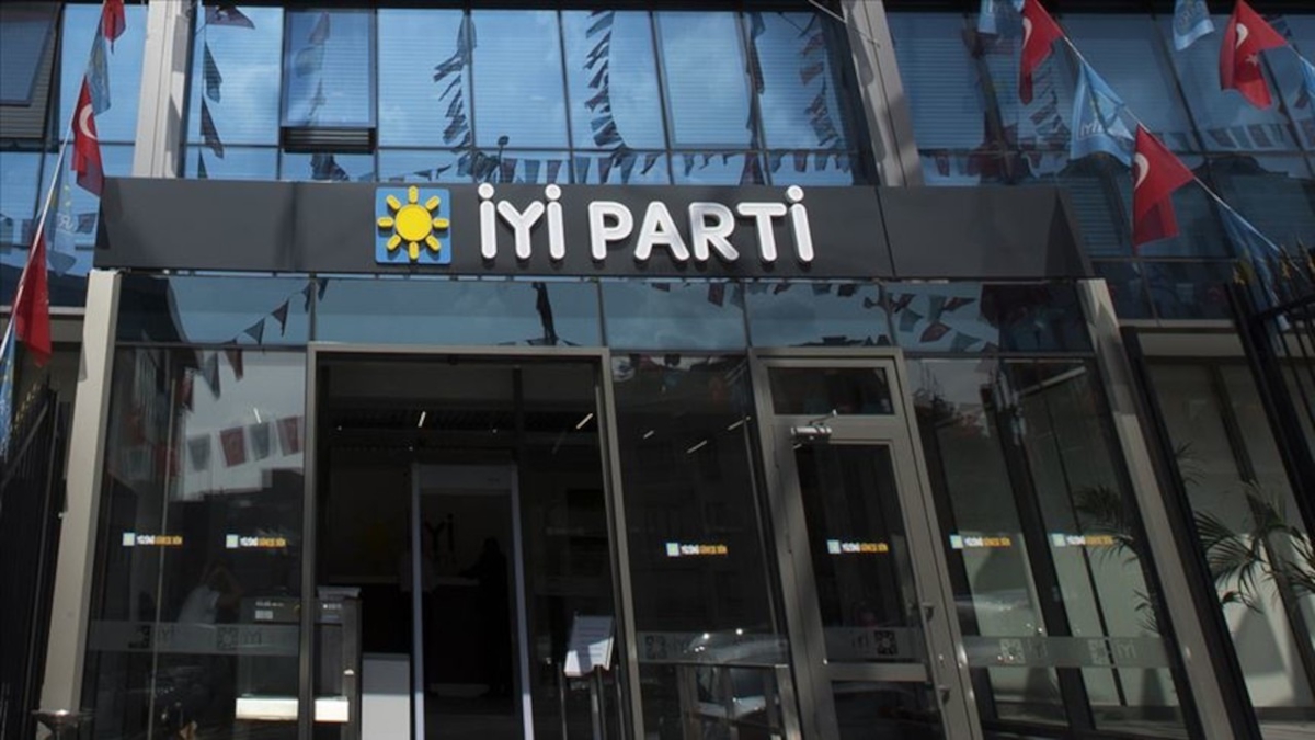 Y Parti'den istifa eden Adnan Beker her eyi anlatt: Vekillerden milyon liralar istediler