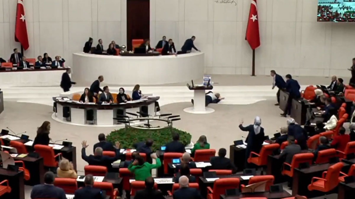 Meclis kürsüsünde bayılan Saadet Partili Bitmez yoğun bakıma kaldırıldı