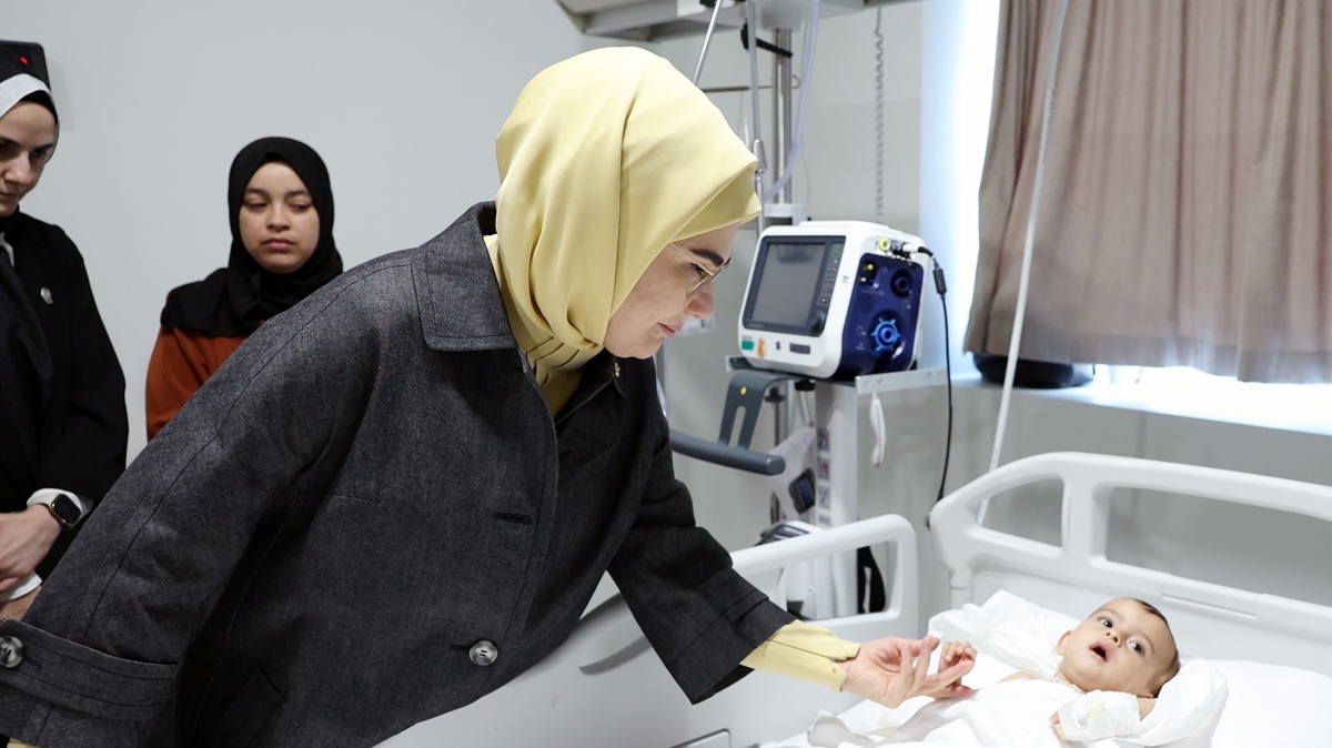 Emine Erdoğan'dan Türkiye'ye getirilen Gazzeli çocuklara şefkat eli
