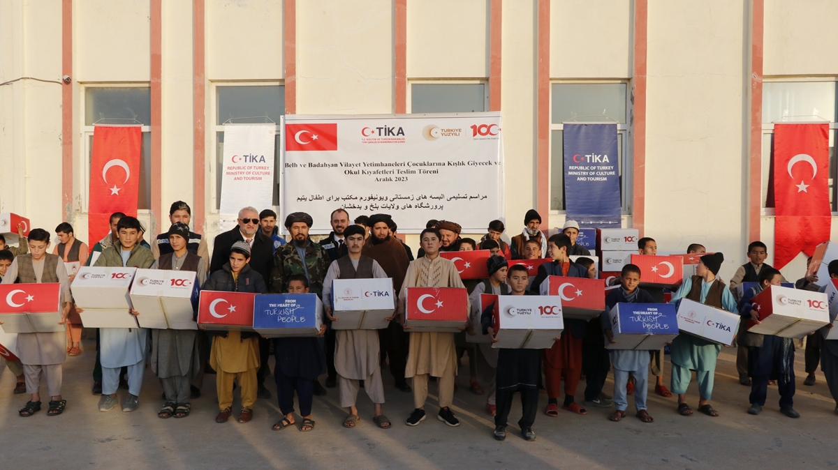 TKA'dan Afganistan'da yetimlere klk ayakkab ve kyafet yardm