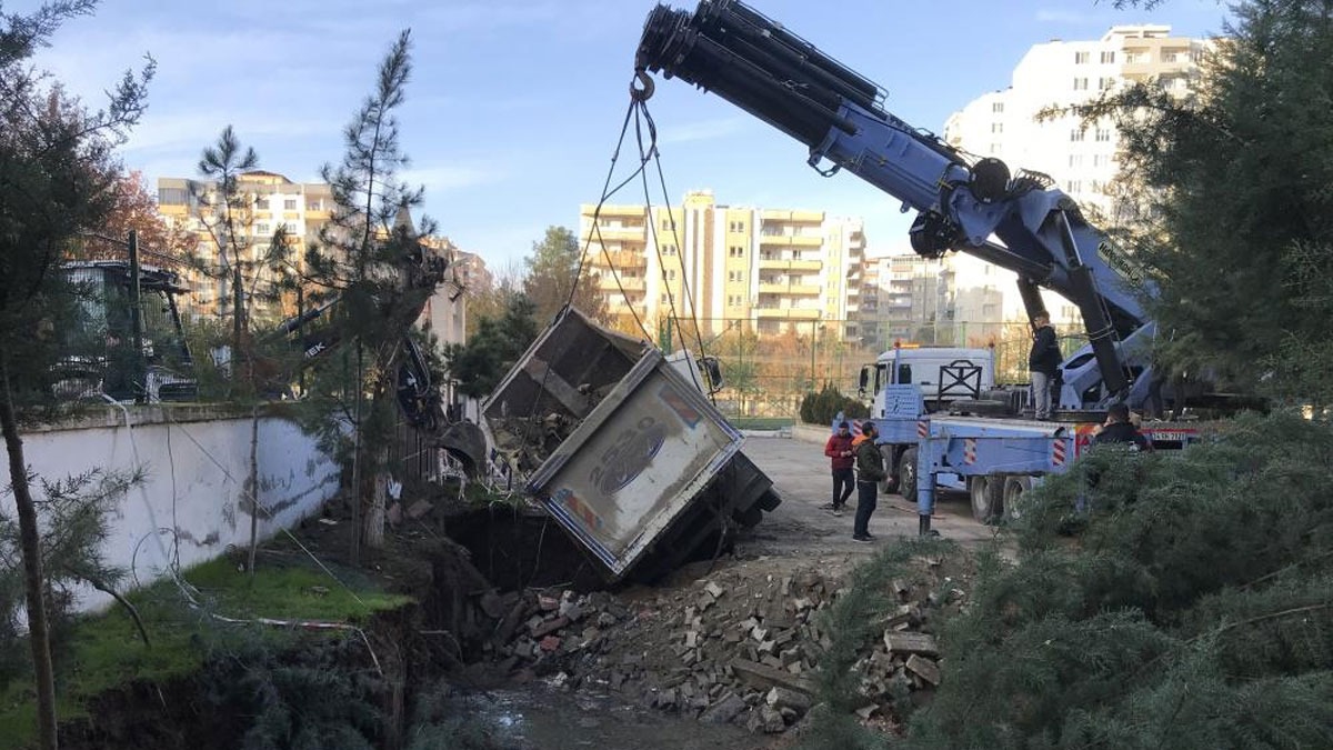 Lise bahesinde oluan 5 metre derinliindeki obrua hafriyat kamyonu dt