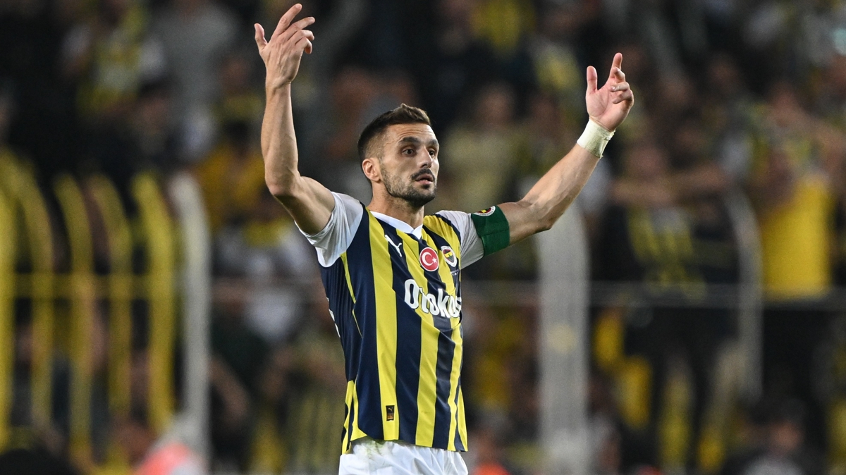 Dusan Tadic eski kulbn piman etti