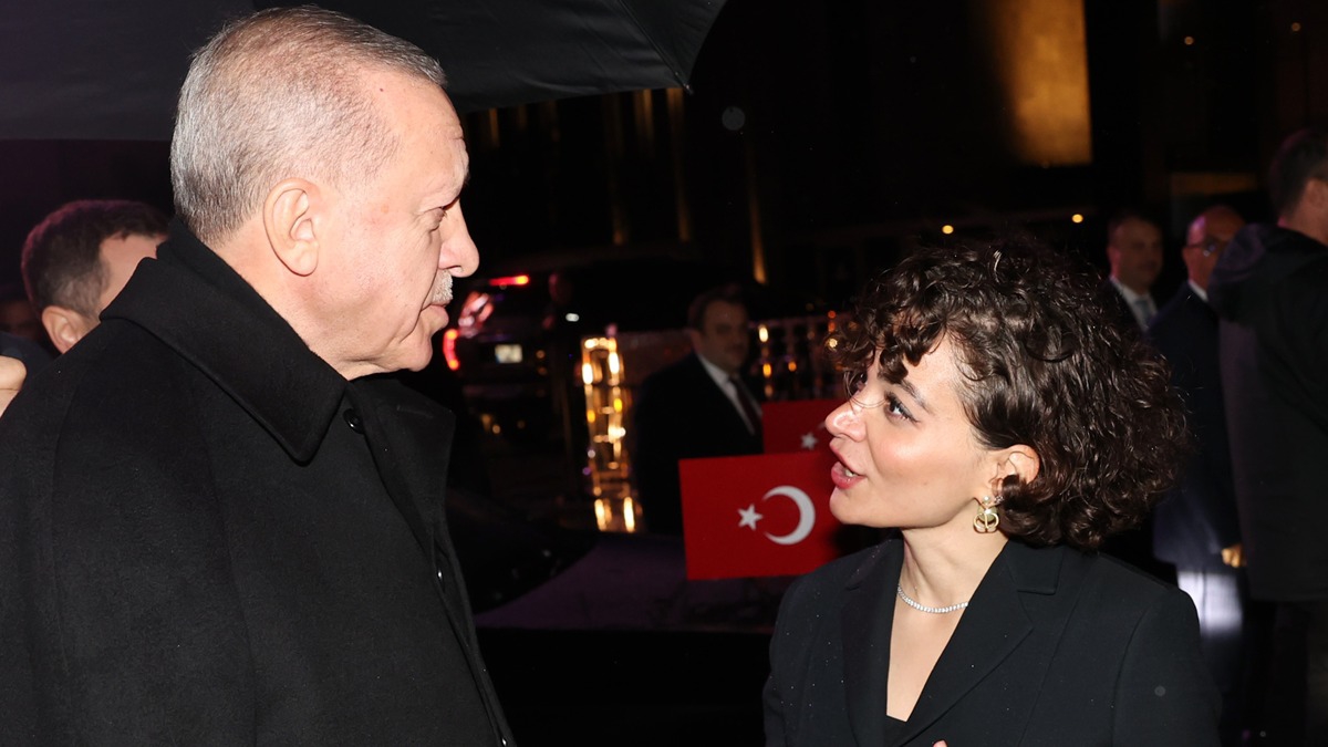 Cumhurbakan Erdoan Londra Bienali'nde ''Public Award'' kazanan eseri AKM'de inceledi