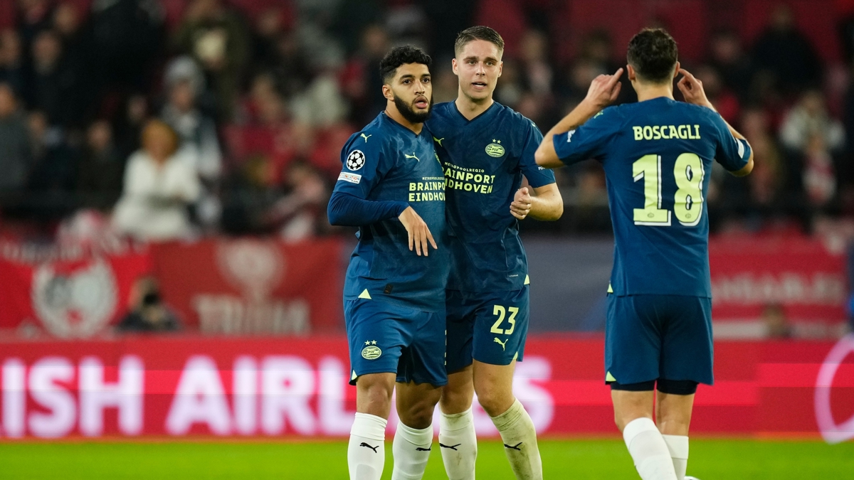 AZ Alkmaar, lider PSV'yi durduramad!