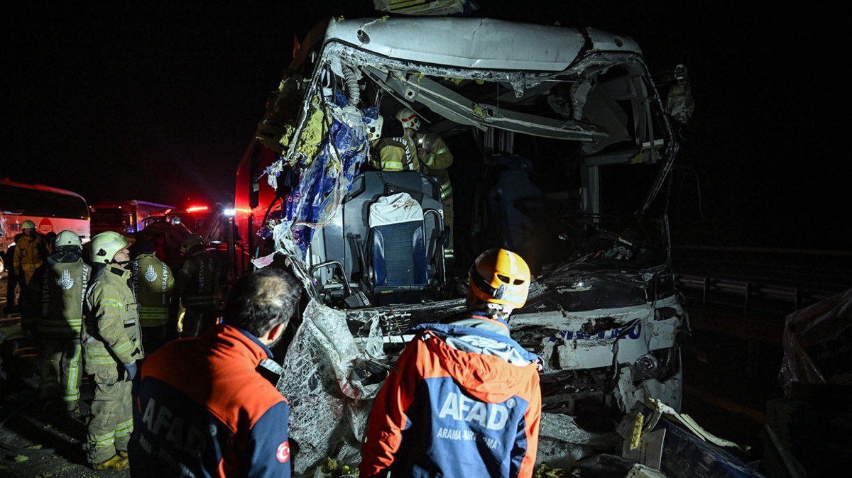 Kuzey Marmara Otoyolu'nda feci kaza! Yolcu otobs ile tr arpt: 1 l, 31 yaral