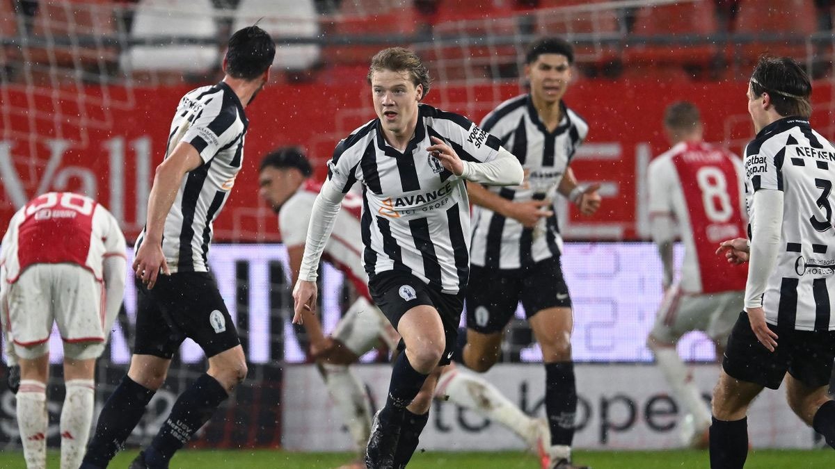 Ajax'tan kupaya srpriz veda! 4. Lig ekibine elendi