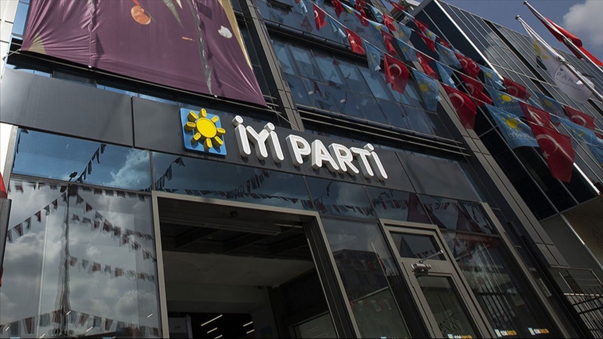 Y Parti'de yaprak dkm sryor! 400 kii partiden istifa etti
