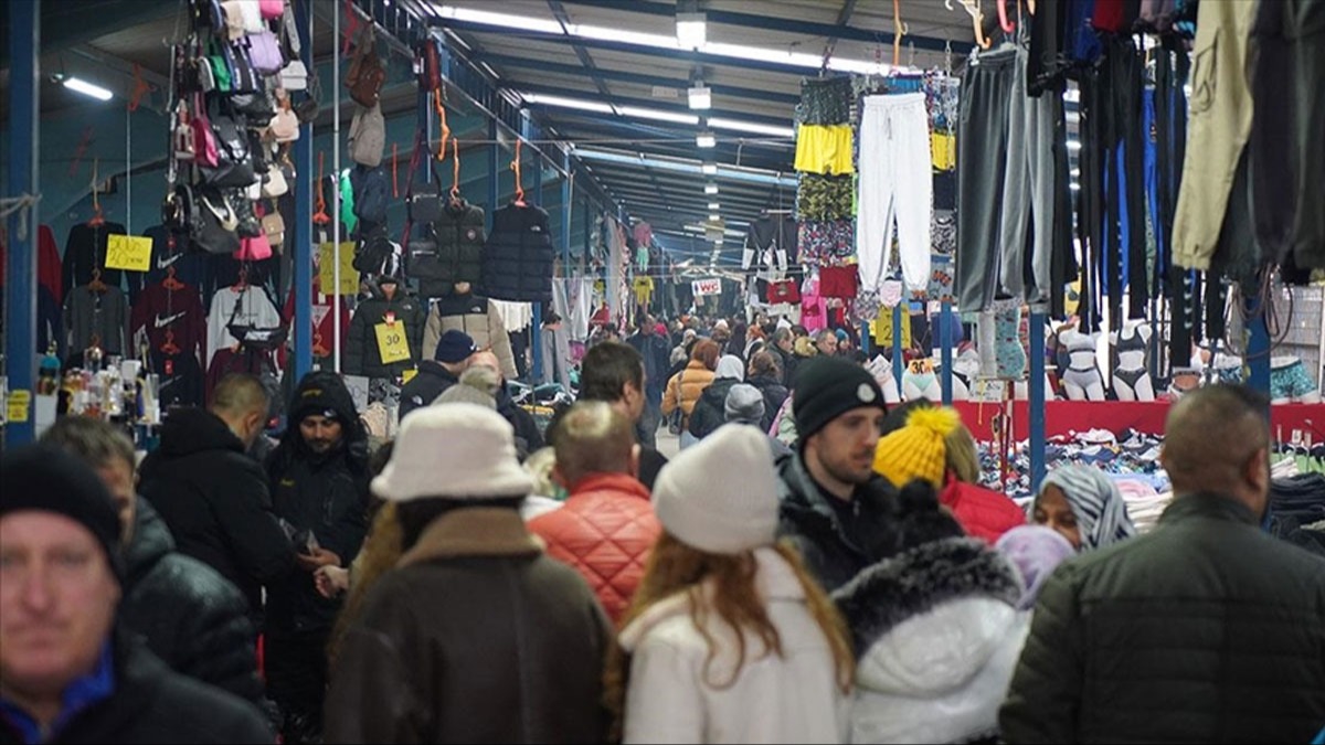 Bulgar ve Yunan turistler yılbaşını alışveriş için geldiği Edirne'de kutlayacak