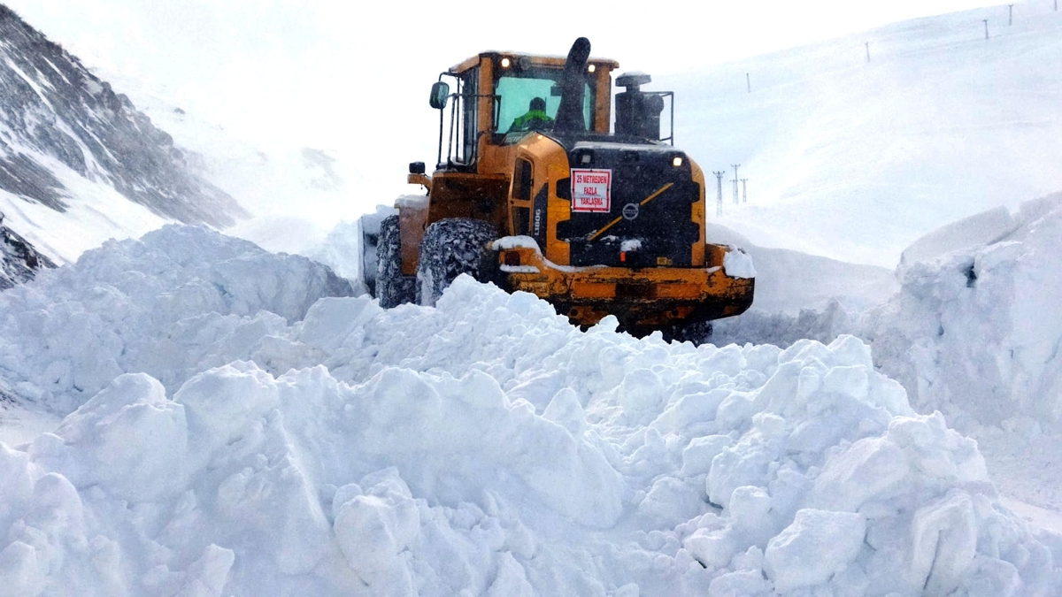 Karlı hava 472 yerleşim yerinin yollarını kapattı 