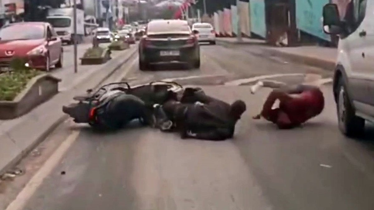 Motosikletten den gen aracn altnda kalmaktan son anda kurtuldu 