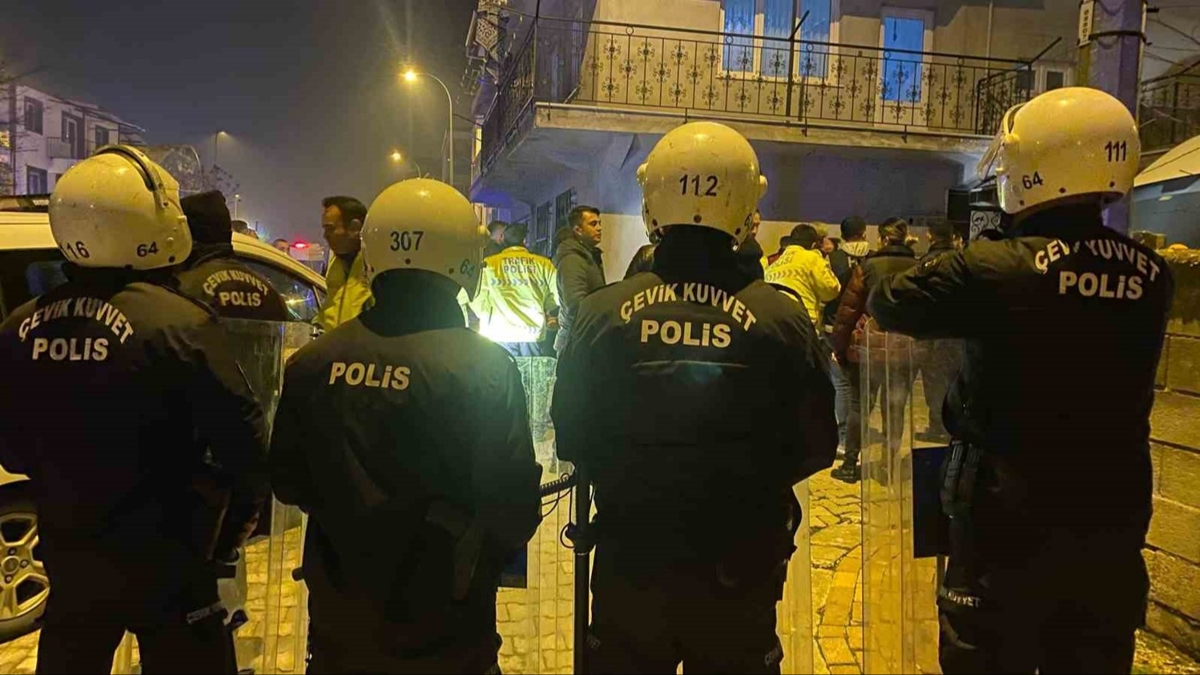 Dur ihtarna uymayp polis aracn yumrukladlar: Uak'ta skandal olay