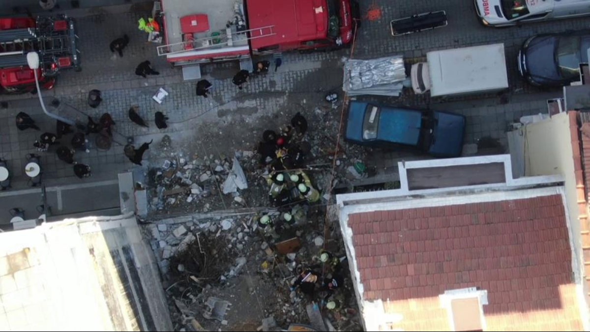 Kadıköy'de bir bina, kontrollü yıkımı yapılırken kısmen çöktü