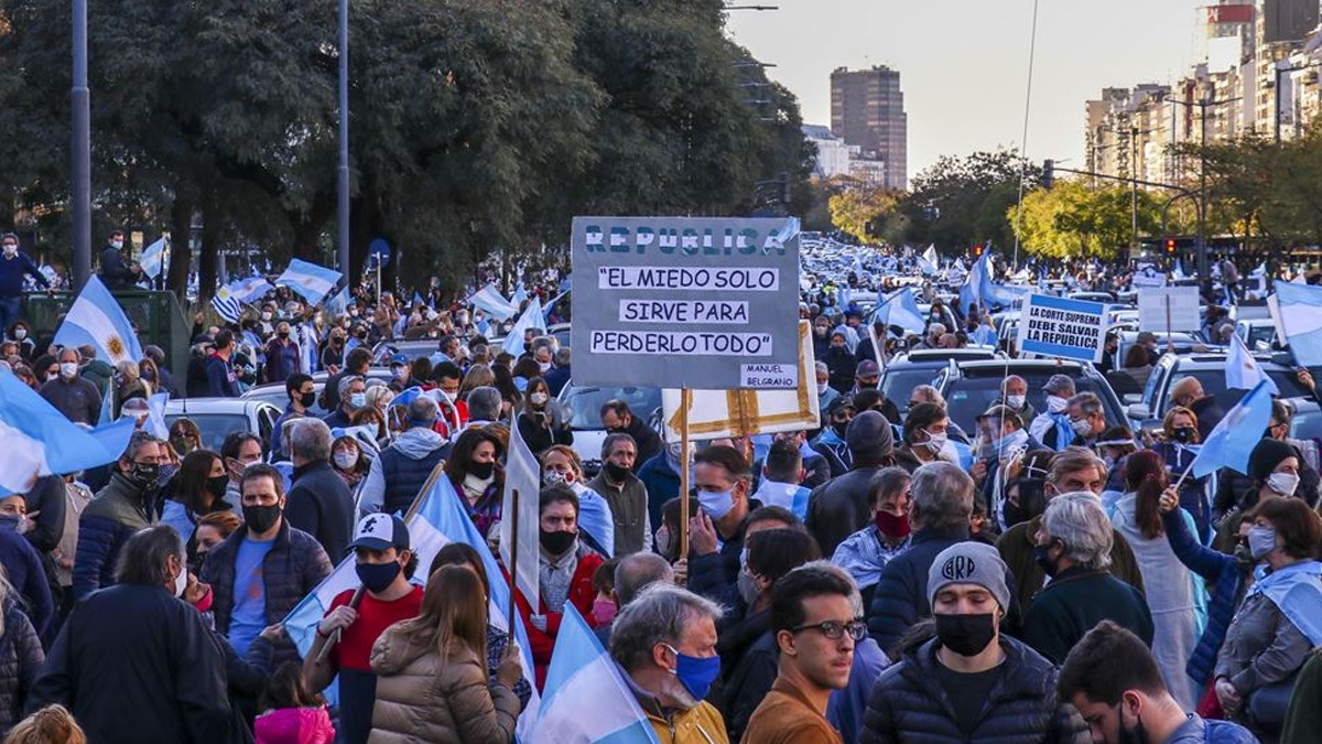 Arjantin'de hkmete protesto! Binlerce kii topland