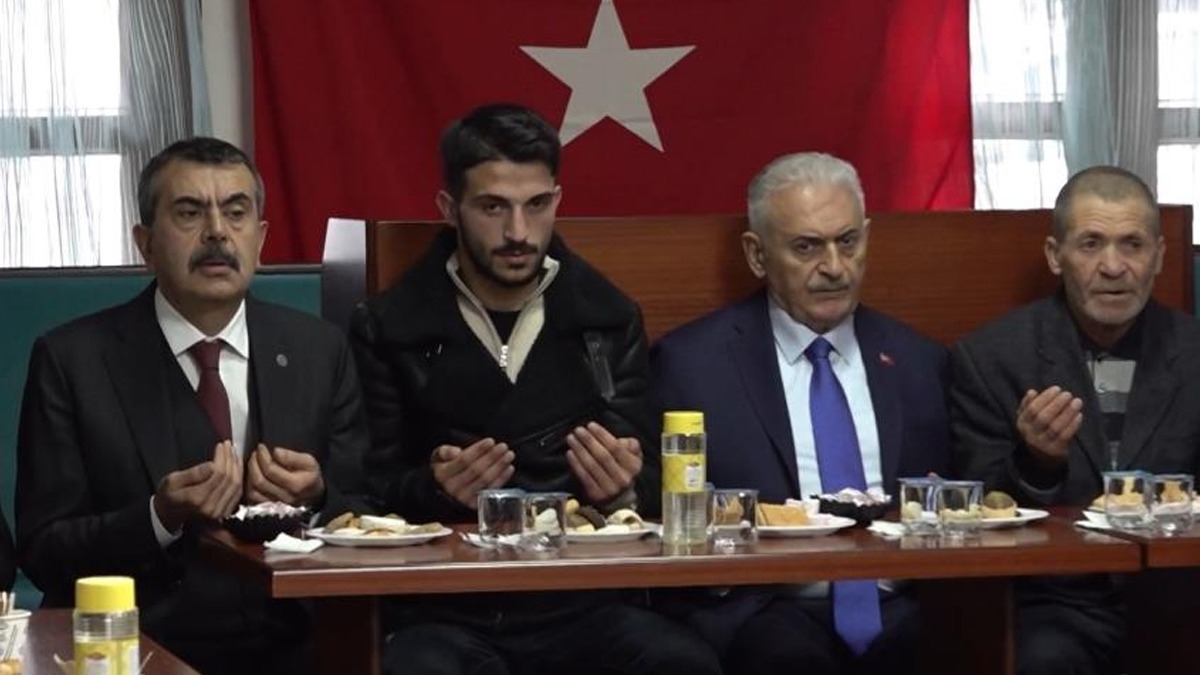 Bakan Tekin'den ehit ailesine basal ziyareti