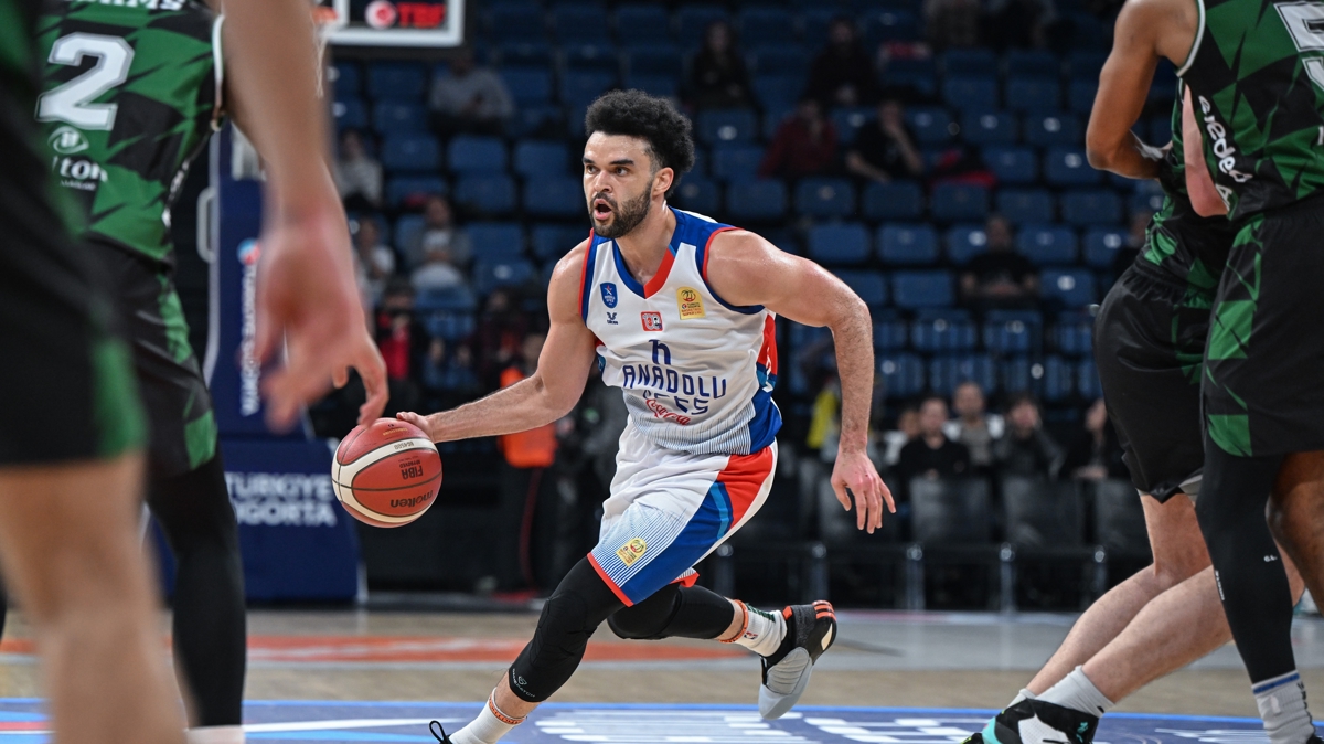 Anadolu Efes evinde galip!