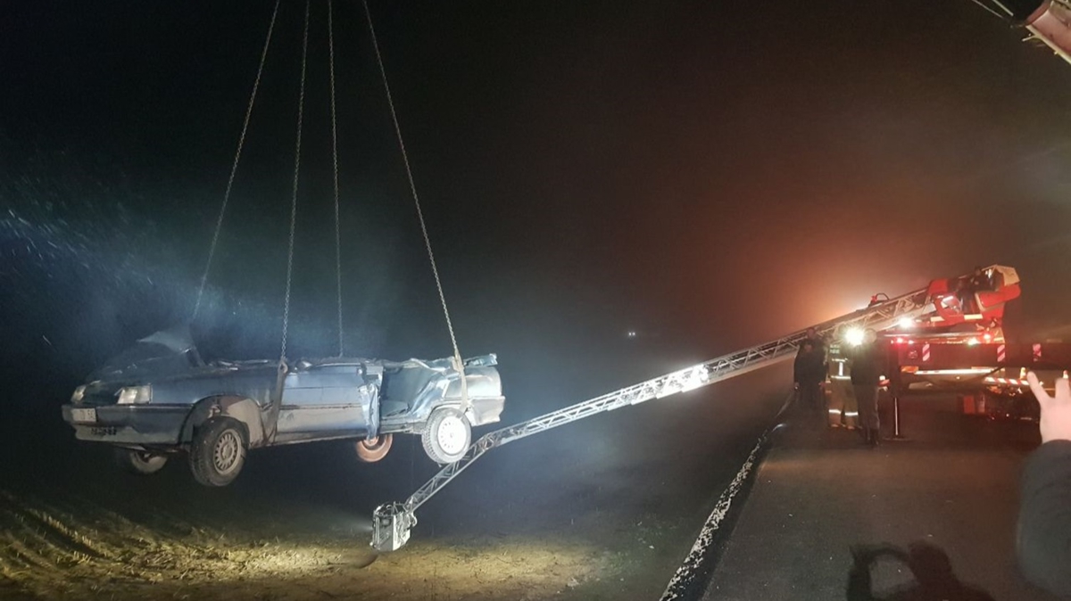 Otomobil kprden devrildi, 2 kii can verdi