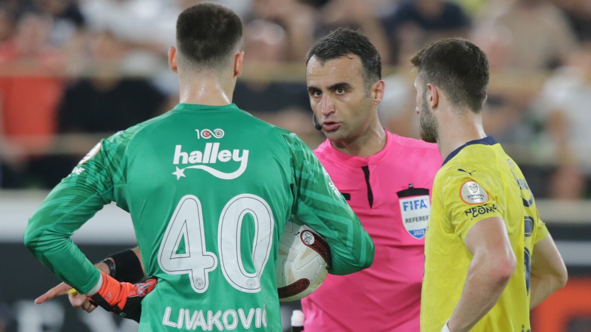 Sper Lig'de ilk yarnn kart raporu! Fenerbahe 4 krmz, 42 sar ile zirvede