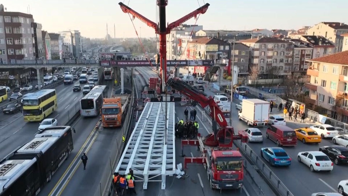 İBB'den skandal hata! Köprü ayağını metrobüs yoluna inşa ettiler
