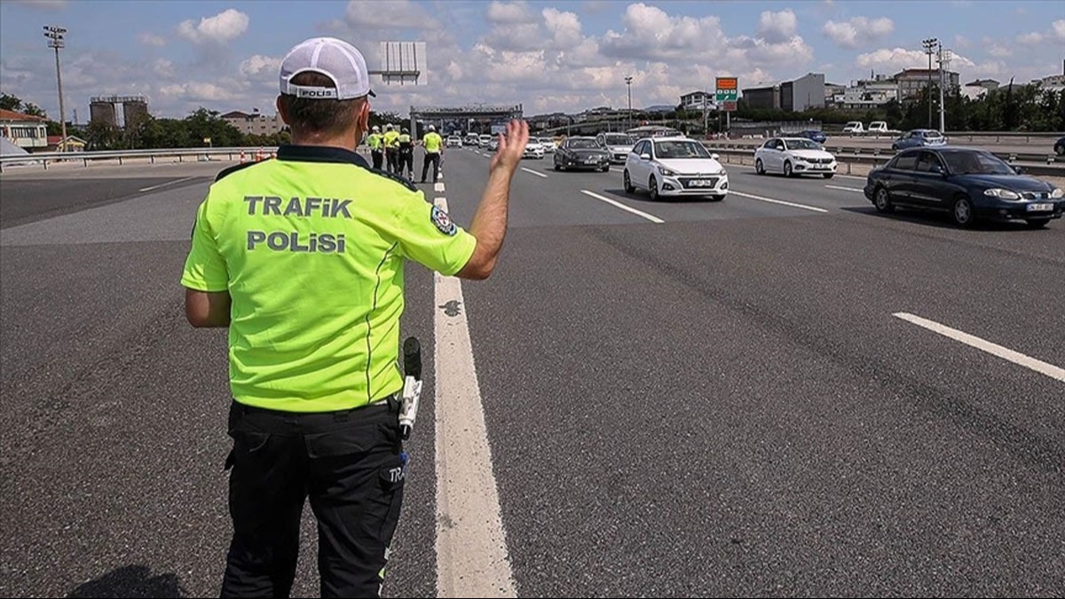 stanbul'da baz yollar 14.00'ten itibaren trafie kapatld