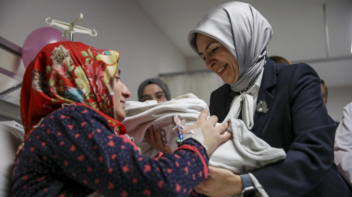 Bakan G�kta�'tan yeni y�l�n ilk bebeklerine ziyaret