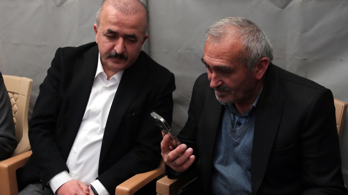 Bakan Yerlikaya, �ehit babas�yla g�r��t�