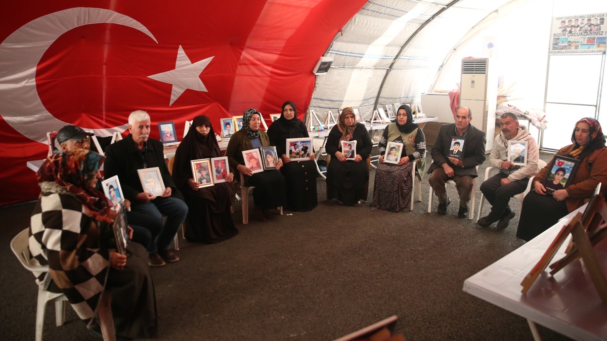 Diyarbak�r anneleri, yeni y�l�n ilk g�n�nde de evlat n�betini kararl�l�kla s�rd�r�yor