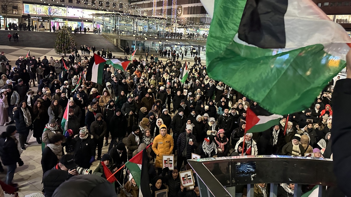 �sve�'te y�lba�� kutlamas�n� iptal edip, Gazze'ye destek g�sterisi d�zenlediler