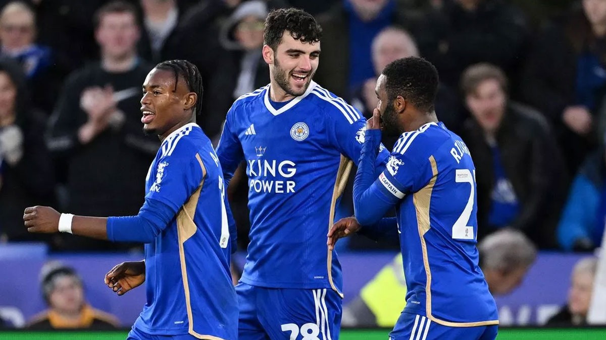 Yunus Akg�nl� Leicester evinde 4 golle galip geldi