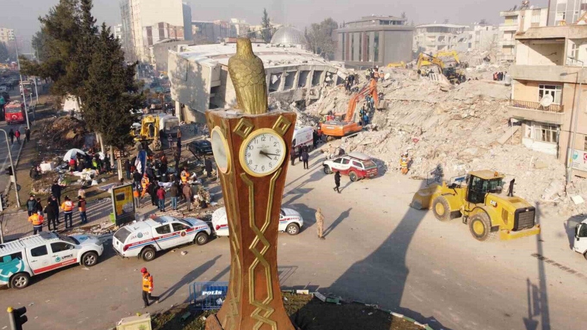 Ad�yaman'daki Saat Kulesi bir y�ld�r 04.17'yi g�steriyor 