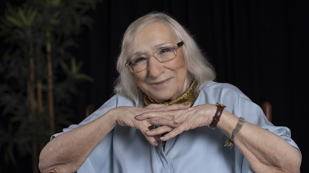 Alev Alatl� kimdir? M�tefekkir, yazar Alev Alatl� hayat�n� kaybetti