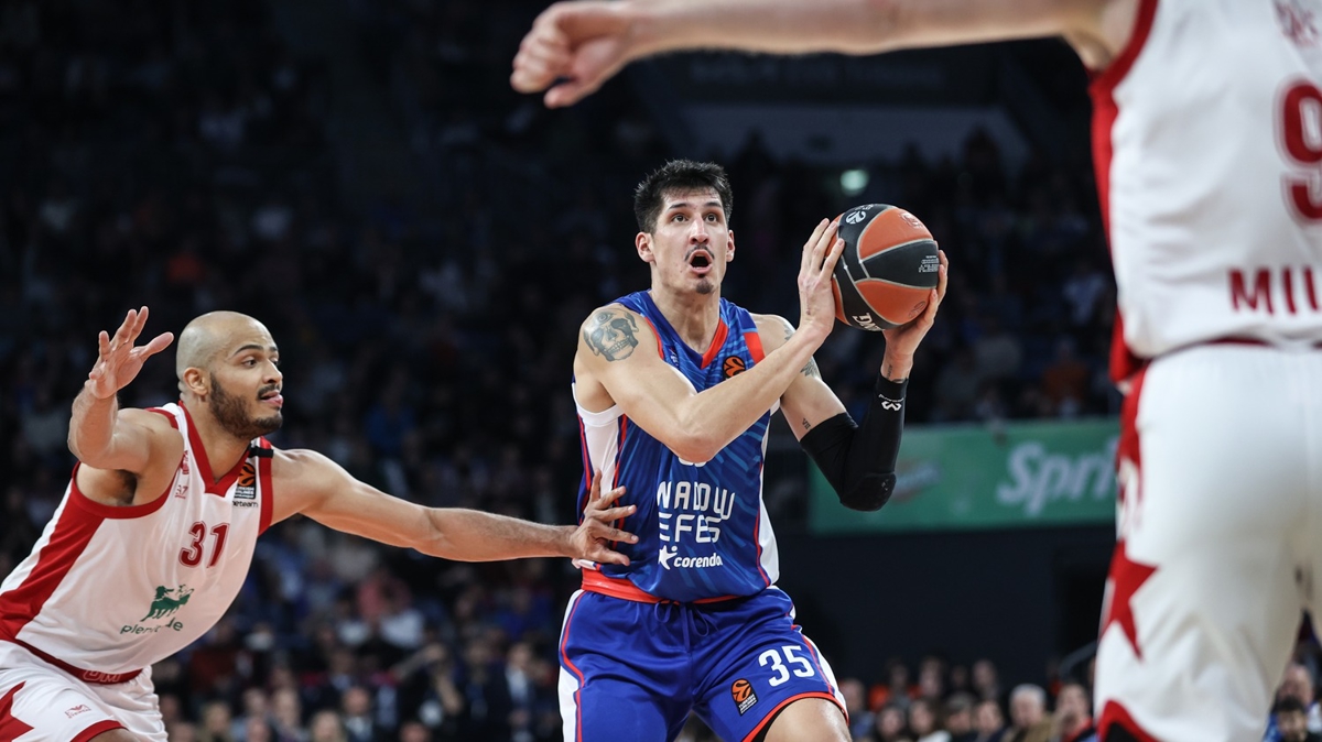 Anadolu Efes evinde galip!
